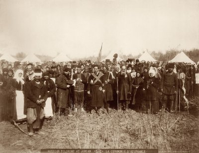Russische pelgrims bij de rivier de Jordaan, ter voorbereiding van de Driekoningenviering, 1898-1911 door American Photographer
